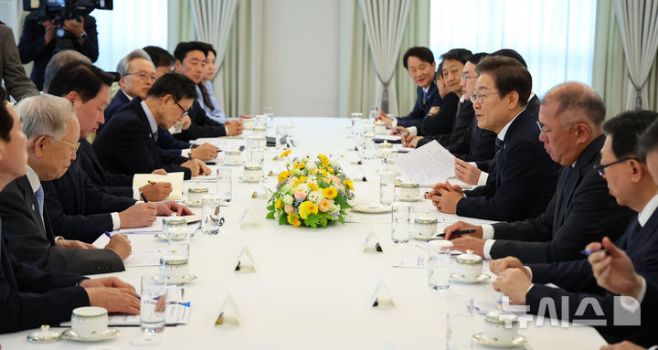 [서울=뉴시스] 최진석 기자 = 이재명 대통령이 13일 서울 용산 대통령실에서 열린 6경제단체와 기업인 간담회에서 인사말을 하고 있다. 2025.06.13. myjs@newsis.com