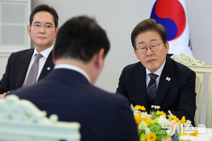 [서울=뉴시스] 최진석 기자 = 이재명 대통령이 13일 서울 용산 대통령실에서 열린 6경제단체와 기업인 간담회에서 최태원 대한상의 회장의 발언을 듣고 있다. 2025.06.13. myjs@newsis.com