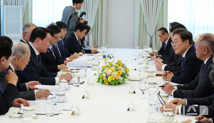 [서울=뉴시스] 최진석 기자 = 최태원 대한상의 회장이 13일 서울 용산 대통령실에서 열린 6경제단체와 기업인 간담회에서 발언하고 있다. 2025.06.13. myjs@newsis.com