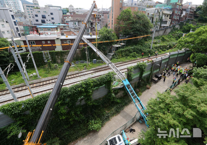 [서울=뉴시스] 김혜진 기자 = 13일 서울 서대문구 연희대우아파트 앞 경의중앙선 가좌역-신촌역 구간 선로 위로 사다리차가 넘어져있다. 2025.06.13. jini@newsis.com
