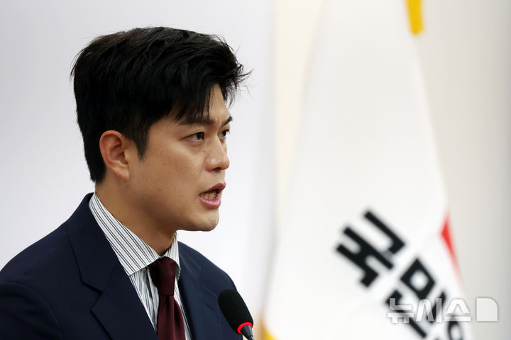 [서울=뉴시스] 고승민 기자 = 김용태 국민의힘 비상대책위원장이 13일 서울 여의도 국회에서 수원지법 대북송금재판 관련 현안 입장발표를 하고 있다. 2025.06.13. kkssmm99@newsis.com