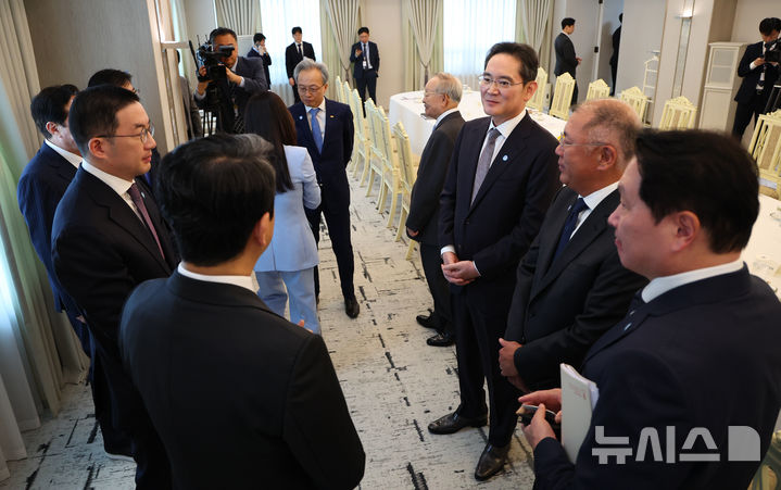 [서울=뉴시스] 최진석 기자 = 이재용 삼성전자 회장이 13일 서울 용산 대통령실에서 열린 6경제단체와 기업인 간담회에서 참석자들과 대화를 하고 있다. 2025.06.13. myjs@newsis.com