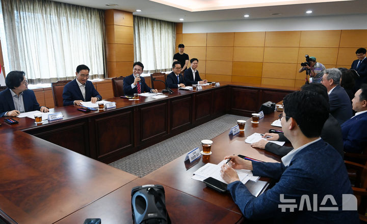 [서울=뉴시스] 배훈식 기자 = 김민석 국무총리 후보자가 13일 오전 서울 종로구 금융감독원 연수원에 마련된 인사청문회 준비사무실에서 '밥상물가 안정을 위한 경청 간담회'를 하고 있다. (공동취재) 2025.06.13. photo@newsis.com