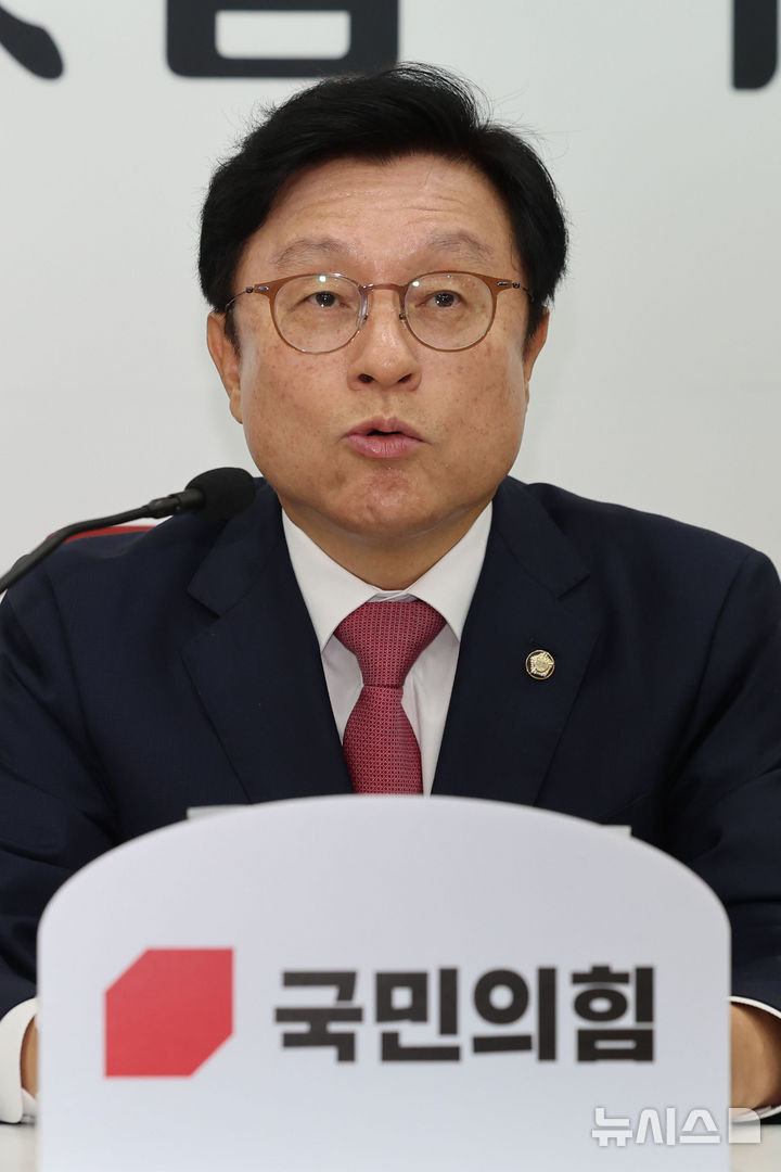 [서울=뉴시스] 권창회 기자 = 박형수 국민의힘 원내수석부대표가 13일 오전 서울 여의도 국회에서 현안 기자간담회에서 사의를 표명한 오광수 민정수석 관련 발언을 하고 있다. 2025.06.13. kch0523@newsis.com