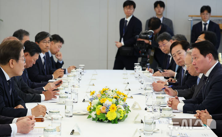 [서울=뉴시스] 최진석 기자 = 이재명 대통령이 13일 서울 용산 대통령실에서 열린 6경제단체와 기업인 간담회에서 최태원 SK그룹 회장 겸 대한상공회의소회장의 발언을 경청하고 있다. 2025.06.13. myjs@newsis.com