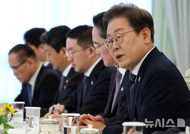 [서울=뉴시스] 최진석 기자 = 이재명 대통령이 13일 서울 용산 대통령실에서 열린 6경제단체와 기업인 간담회에서 발언하고 있다. 2025.06.13. myjs@newsis.com