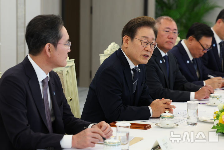 [서울=뉴시스] 최진석 기자 = 이재명 대통령이 13일 서울 용산 대통령실에서 열린 6경제단체와 기업인 간담회에서 발언하고 있다. 2025.06.13. myjs@newsis.com