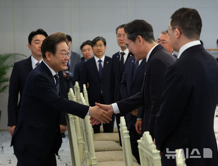 [서울=뉴시스] 최진석 기자 = 이재명 대통령이 13일 서울 용산 대통령실에서 열린 6경제단체와 기업인 간담회에 입장하며 이재용 삼성전자 회장과 악수하고 있다. 2025.06.13. myjs@newsis.com