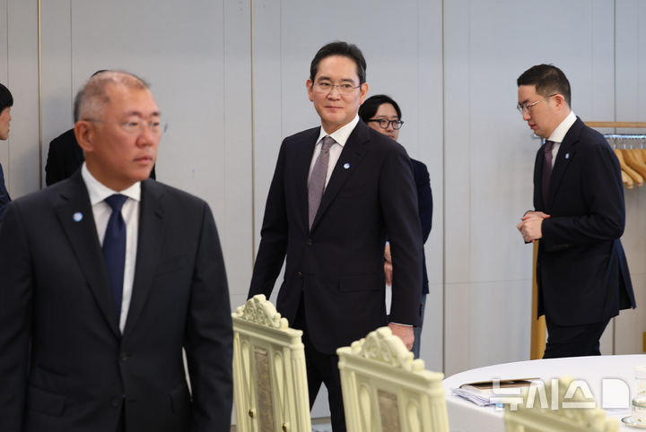 [서울=뉴시스] 최진석 기자 = 13일 서울 용산 대통령실에서 열린 이재명 대통령과의 6경제단체와 기업인 간담회에 정의선(왼쪽부터) 현대차그룹 회장, 이재용 삼성전자 회장, 구광모 LG그룹 회장이 참석하고 있다. 2025.06.13. myjs@newsis.com