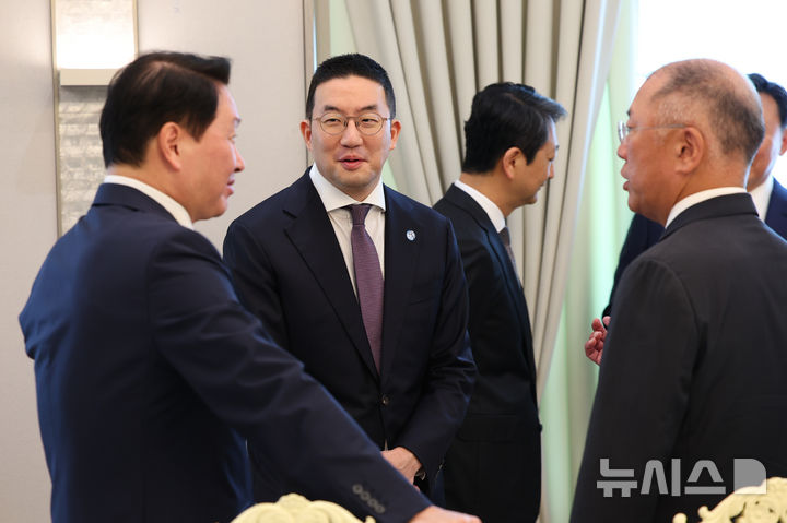 [서울=뉴시스] 최진석 기자 = 13일 서울 용산 대통령실에서 열린 이재명 대통령과의 6경제단체와 기업인 간담회에 최태원(왼쪽부터) SK그룹 회장 겸 대한상의회장, 구광모 LG그룹 회장, 정의선 현대차그룹 회장이 참석하고 있다. 2025.06.13. myjs@newsis.com