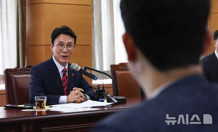 [서울=뉴시스] 배훈식 기자 = 김민석 국무총리 후보자가 13일 오전 서울 종로구 금융감독원 연수원에 마련된 인사청문회 준비사무실에서 열린 '밥상물가 안정을 위한 경청 간담회'에서 발언하고 있다. (공동취재) 2025.06.13. photo@newsis.com