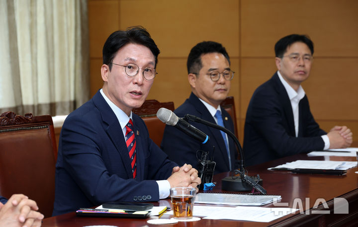 [서울=뉴시스] 배훈식 기자 = 김민석 국무총리 후보자가 지난 13일 오전 서울 종로구 금융감독원 연수원에 마련된 인사청문회 준비사무실에서 열린 '밥상물가 안정을 위한 경청 간담회'에서 발언하고 있다. (공동취재) 2025.06.13. photo@newsis.com