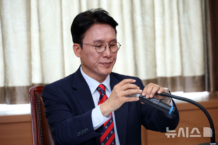 [서울=뉴시스] 배훈식 기자 = 김민석 국무총리 후보자가 13일 오전 서울 종로구 금융감독원 연수원에 마련된 인사청문회 준비사무실에서 열린 '밥상물가 안정을 위한 경청 간담회'에서 마이크를 잡고 있다. (공동취재) 2025.06.13. photo@newsis.com
