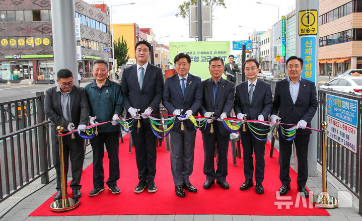 [제주=뉴시스] 우장호 기자 = 13일 오전 제주시 버스터미널 앞 섬식정류장에서 열린 '제주형 BRT 고급화 사업(서광로) 개통식' 행사에서 오영훈(가운데) 제주지사와 김수상(오른쪽 두번째) 국토교통부 대도시권광역교통위원회 본부장 등 관계들이 테이프 커팅 퍼포먼스를 하고 있다. 2025.06.13. woo1223@newsis.com