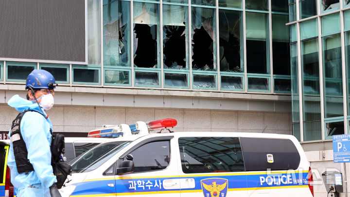 [서울=뉴시스] 박주성 기자 = 13일 서울 종로구 조계사 한국불교역사문화기념관 화재 현장에서 소방과 경찰 화재 합동감식반이 합동감식을 하고 있다. 2025.06.13. park7691@newsis.com