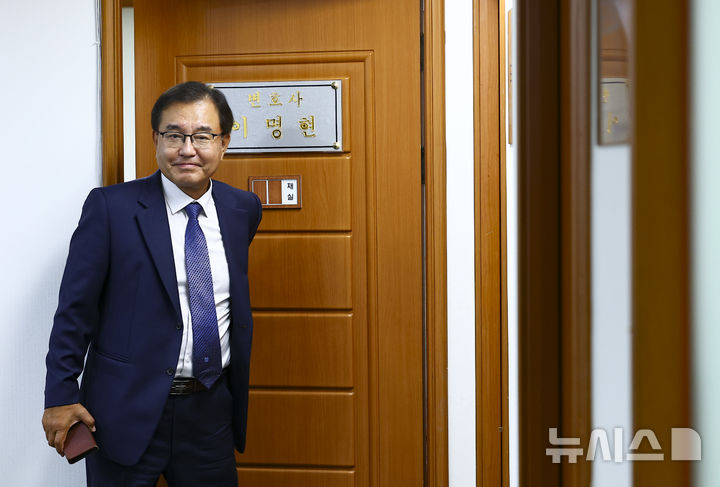[서울=뉴시스] 김근수 기자 = 채 상병 특검 특별검사로 임명된 이명현 특별검사이 13일 서울 서초동 사무실을 나서고 있다. 2025.06.13. ks@newsis.com