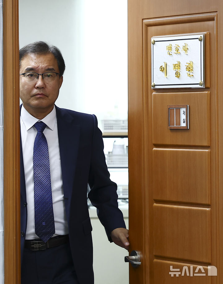 [서울=뉴시스] 김근수 기자 = 순직 해병 수사 방해 의혹 사건을 수사할 이명현 특별검사가 13일 서울 서초동 사무실을 나서고 있다. 2025.06.13. ks@newsis.com