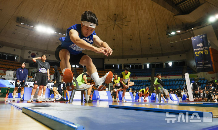 [서울=뉴시스] 김선웅 기자 = 6월 13일 서울 송파구 잠실학생체육관에서 서울시교육청이 개최한 2025학년도 서울 미래체육인재 한마당에서 참여 학생들이 종목별 모의 실기고사를 치르고 있다. 2025.06.13. mangusta@newsis.com