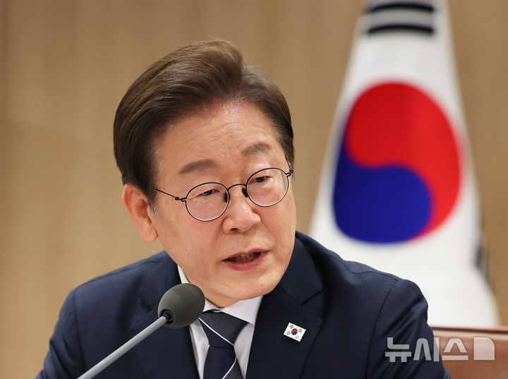 [서울=뉴시스] 최진석 기자 = 이재명 대통령이 지난 13일 서울 용산 대통령실에서 열린 이스라엘-이란 공습관련 대통령실 안보경제 긴급점검회의에서 발언하고 있다. 2025.06.13. myjs@newsis.com