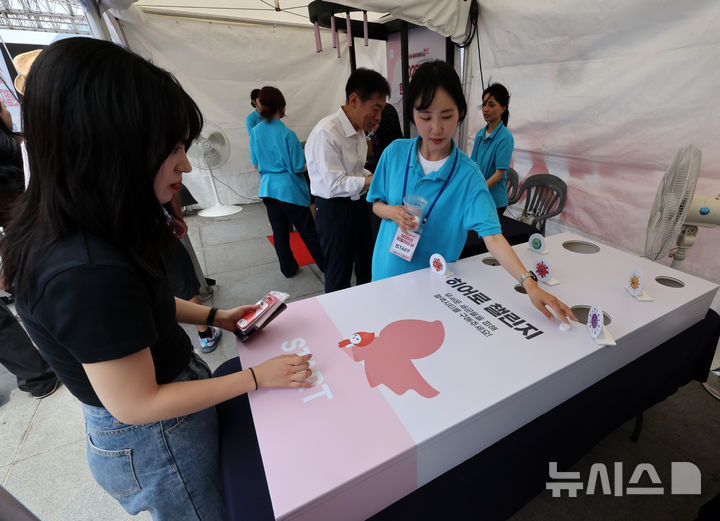 [서울=뉴시스] 배훈식 기자 = 세계 헌혈자의 날을 하루 앞둔 13일 오후 서울 종로구 광화문광장에서 열린 2025년 헌혈자의 날 행사에서 시민들이 체험활동을 하고 있다. 이번 행사는 오는 15일까지 계속된다. 2025.06.13. dahora83@newsis.com