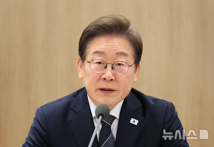 [서울=뉴시스] 최진석 기자 = 이재명 대통령이 13일 서울 용산 대통령실에서 열린 이스라엘-이란 공습관련 대통령실 안보경제 긴급점검회의를 주재하고 있다. 2025.06.13. myjs@newsis.com