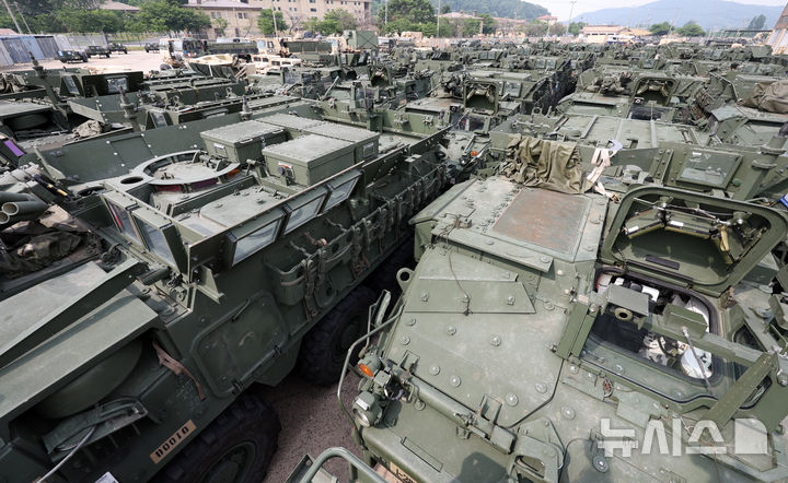 [동두천=뉴시스] 김명년 기자 = 지난달 13일 경기 동두천시 캠프케이시에서 새로운 부대와 교대해 본국으로 귀환하는 주한미군 제2보병사단 제1스트라이커여단 장갑차들이 대기하고 있다. 2025.07.18. kmn@newsis.com