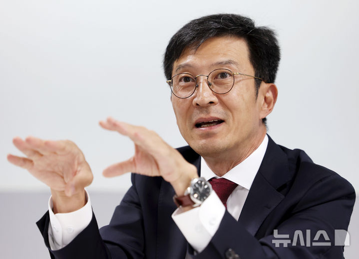 [서울=뉴시스] 홍효식 기자 = 최준우 에프앤자산평가 사장이 지난 11일 서울 강서구 에프앤자산평가에서 뉴시스와 인터뷰하고 있다. 2025.06.18. yesphoto@newsis.com