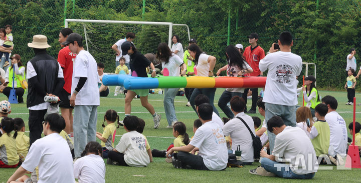 [인천=뉴시스] 전진환 기자 =13일 인천 중구 월미공원에서 열린 프라임·명지 한마음 가족운동회에서 엄마들이 게임을 하고 있다. 2025.06.13. amin2@newsis.com