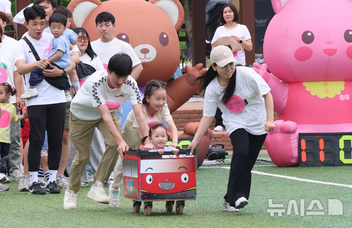 [인천=뉴시스] 전진환 기자 =13일 인천 중구 월미공원에서 열린 프라임·명지 한마음 가족운동회에서 어린이들이 엄마, 아빠와 게임을 하며 즐거워하고 있다. 2025.06.13. amin2@newsis.com