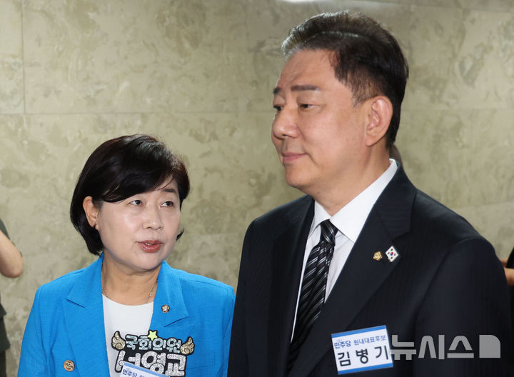 [서울=뉴시스] 권창회 기자 = 서영교 더불어민주당 원내대표 후보와 김병기 원내대표 후보가 13일 서울 여의도 국회에서 열린 제2기 원내대표 선출 의원총회 시작에 앞서 대화하고 있다. 2025.06.13. kch0523@newsis.com