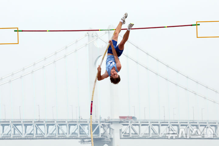[부산=뉴시스] 하경민 기자 = '2025 부산 국제 장대높이뛰기 경기대회'가 열린 13일 부산 수영구 광안리해수욕장 특설경기장에서 20세 이하 남자부에 출전한 미국의 카이 앤더슨이 기량을 뽐내고 있다. 14일까지 열리는 이번 대회에는 15개국 50여 명의 선수가 참가했다. 2025.06.13. yulnetphoto@newsis.com