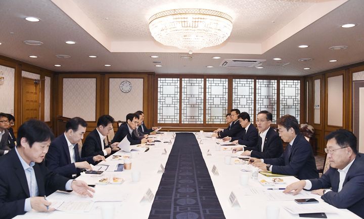 [서울=뉴시스] 이형일 기획재정부 장관 직무대행 1차관이 13일 오후 서울 종로구 정부서울청사에서 긴급상황점검회의를 주재하고 있다. (사진=기획재정부 제공) 2025.06.13. photo@newsis.com *재판매 및 DB 금지
