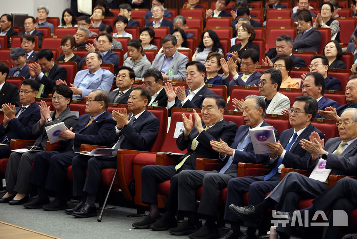 [서울=뉴시스] 고승민 기자 = 13일 서울 여의도 국회도서관에서 열린 6.15남북공동선언 25주년 학술회의 및 민주정부 한반도평화 계승발전협의회 발족식에서 김선민 조국혁신당 대표 권한대행 등 참석자들이 박수를 치고 있다. 2025.06.13. kkssmm99@newsis.com