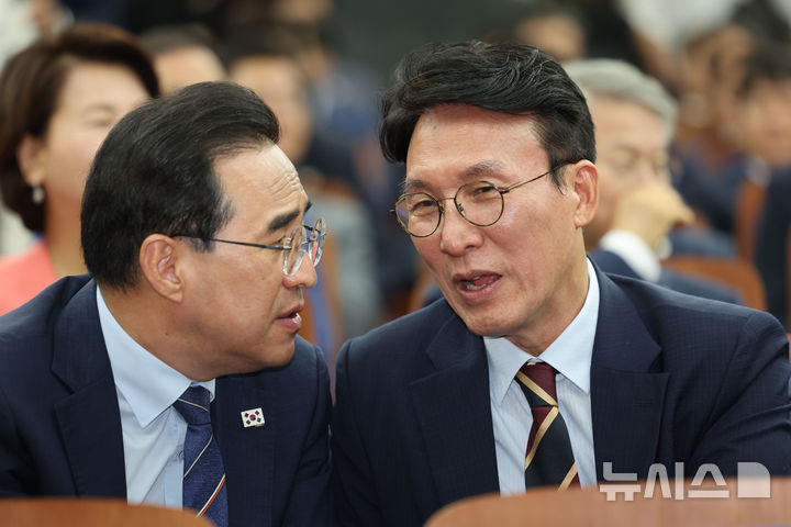 [서울=뉴시스] 권창회 기자 = 김민석 당시 국무총리 후보자가 지난해 6월13일 서울 여의도 국회에서 열린 제2기 원내대표 선출 의원총회에 참석해 박홍근 당시 의원과 대화하고 있다. 2025.06.13. kch0523@newsis.com