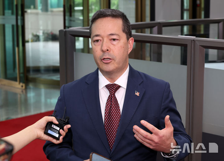 [서울=뉴시스] 배훈식 기자 = 션 오닐 미국 동아시아태평양 담당 고위관료(Senior Bureau Official)가 13일 오후 서울 종로구 외교부에 들어서며 취재진의 질문에 답하고 있다. 2025.06.13. dahora83@newsis.com