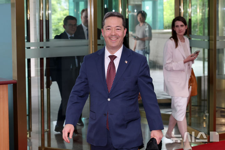 [서울=뉴시스] 배훈식 기자 = 션 오닐 미국 동아시아태평양 담당 고위관료(Senior Bureau Official)가 13일 오후 서울 종로구 외교부에 들어서고 있다. 2025.06.13. dahora83@newsis.com