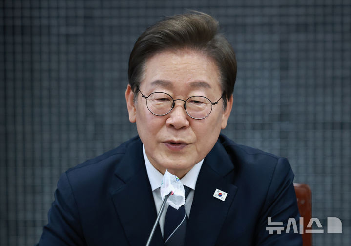 [연천=뉴시스] 고범준 기자 = 이재명 대통령이 13일 경기도 연천군청에서 기본소득 실시지역 현황 점검을 하며 발언하고 있다. (대통령실통신사진기자단) 2025.06.13. bjko@newsis.com