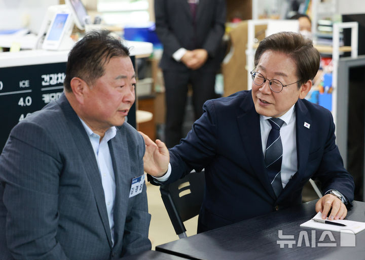 [파주=뉴시스] 고범준 기자 = 이재명 대통령이 13일 경기도 파주시 장단면 행정복지센터에서 열린 주민 간담회에서 발언하고 있다. 왼쪽은 김경일 파주시장. 2025.06.13. bjko@newsis.com
