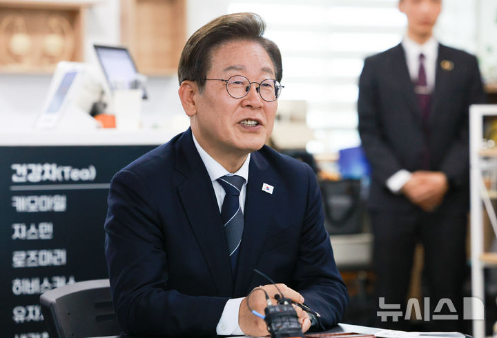 [파주=뉴시스] 고범준 기자 = 이재명 대통령이 지난 13일 경기도 파주시 장단면 행정복지센터에서 열린 주민 간담회에서 발언하고 있다. 2025.06.13. bjko@newsis.com