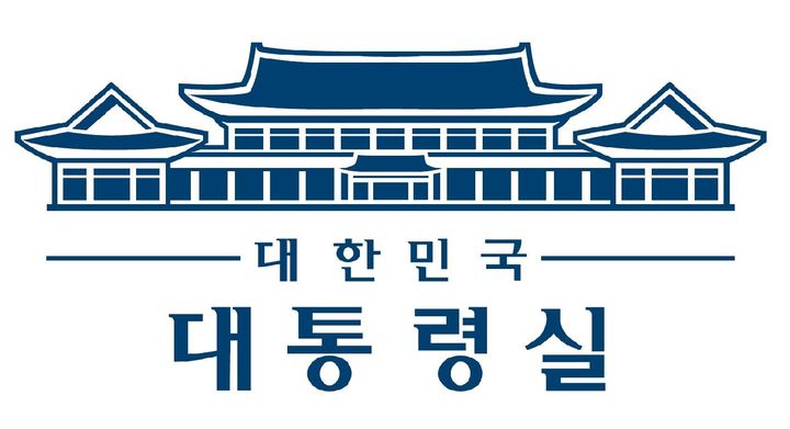 [서울=뉴시스] 최진석 기자 = 대통령실은 13일 청와대 복귀 추진에 따라 과거 청와대에서 사용하던 업무표장을 다시 사용하기로 했다고 밝혔다. 현재 대통령실이 용산에 자리잡고 있어, 청와대 복귀가 완료될 때까지는 당분간 ‘청와대’ 대신 ‘대통령실’로 글자를 변경하여 사용하기로 했다.새 업무표장은 예산 낭비를 막기 위해 기존 설치물이나 인쇄물 들은 교체 및 폐기하지 않고 대통령실 신규 홈페이지와 소속 공무원의 신규 명함 제작 등에 우선 적용될 예정이다.사진은 새 업무표장. (대통령실 제공) 2025.06.13. photo@newsis.com *재판매 및 DB 금지