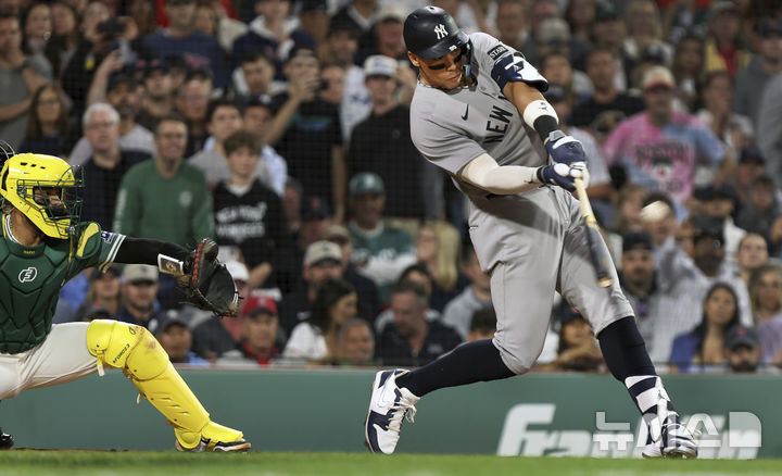 [보스턴=AP/뉴시스] 14일(한국 시간) 미국 매사추세츠주 보스턴의 펜웨이파크에 열린 2025 메이저리그 보스턴 레드삭스와의 경기에 3번 타자 우익수로 선발 출전한 애런 저지가 9회초 1점 홈런을 쳤다. 2025.06.14.