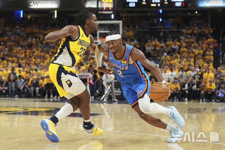 [인디애나폴리스=AP/뉴시스] 오클라호마시티 선더의 샤이 길저스알렉산더가 14일(한국 시간) 미국 인디애나주 인디애나폴리스의 게인브리지 필드에서 벌어진 2024~2025 미국프로농구(NBA) 챔피언결정전 4차전에서 돌파를 하고 있다. 2025.06.15