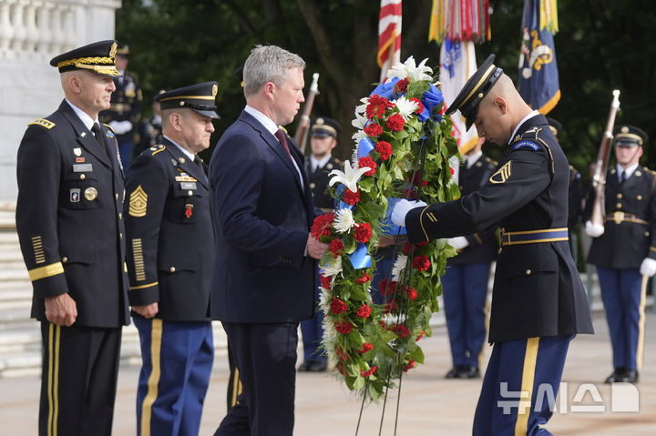 [버니지아=AP/뉴시스] 6월 14일 버지니아주 알링턴에서 도널드 트럼프 대통령의 79번째 생일과 동시에 맞은 미 육군 창설 250주년을 기념해, 대니얼 드리스콜 육군 장관이 알링턴 국립묘지의 무명용사의 묘에 헌화하고 있다. 2025. 06.15.