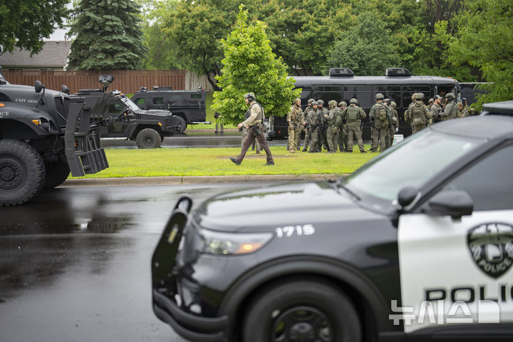 [브루클린파크(미 미네소타주)=AP/뉴시스] 14일 주의회 상하원 의원들에 대한 총격 사건이 발생한 미네소타주 브루클린파크에서 경찰 등이 출동해 있다. 2025.06.15.