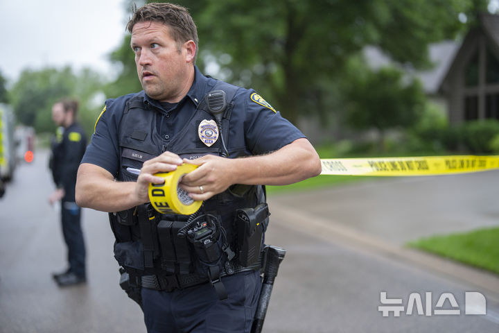 [미네소타주=AP/뉴시스] AP통신에 따르면 챔플린 시의 라이언 사바스 시장은 주 상원의원 존 호프만과 주 하원의원 멜리사 호트먼이 총에 맞았고, 호프만의 아내도 함께 총격을 당했다고 밝혔다. 사진은 브루클린 파크 경찰서의 헬름 경위가 14일(현지 시간) 미네소타주 브루클린 파크에서 발생한 총격 사건 현장 인근에 경찰 경계선을 설치하고 있다. 2025.06.14.
