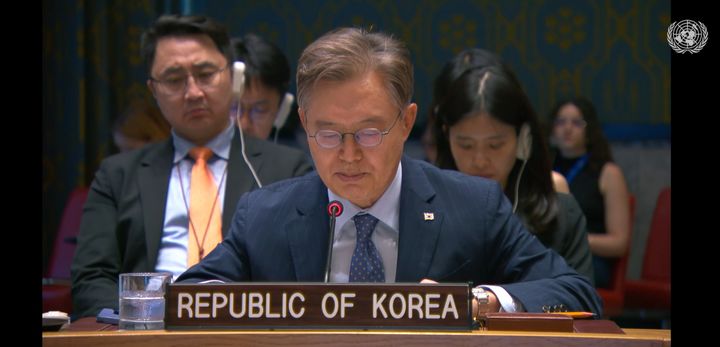 [워싱턴=뉴시스]황준국 유엔 대사가 13일(현지 시간) 미국 뉴욕의 유엔 본부에서 열린 이스라엘의 이란 공격 관련 안전보장이사회(안보리) 회의에서 한국 정부의 입장을 밝히고 있다. 2025.06.14. *재판매 및 DB 금지