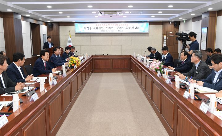 [창녕=뉴시스] 창녕군이 박상웅 국회의원 초청간담회를 진행하고 있다. (사진= 창녕군 제공) 2025.06.14. photo@newsis.com *재판매 및 DB 금지