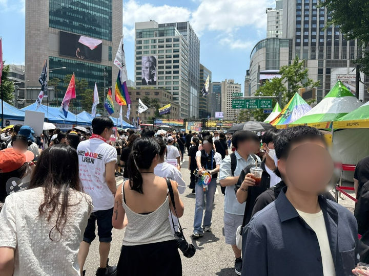 [서울=뉴시스] 한이재 수습기자 = 서울퀴어문화축제 조직위원회(조직위)는 이날 오전 11시부터 서울 중구 남대문로와 종로구 우정국로 일대에 무대와 부스를 설치하고 퀴어퍼레이드를 진행한다.&nbsp; 2025.06.14. nowone@newsis.com *재판매 및 DB 금지