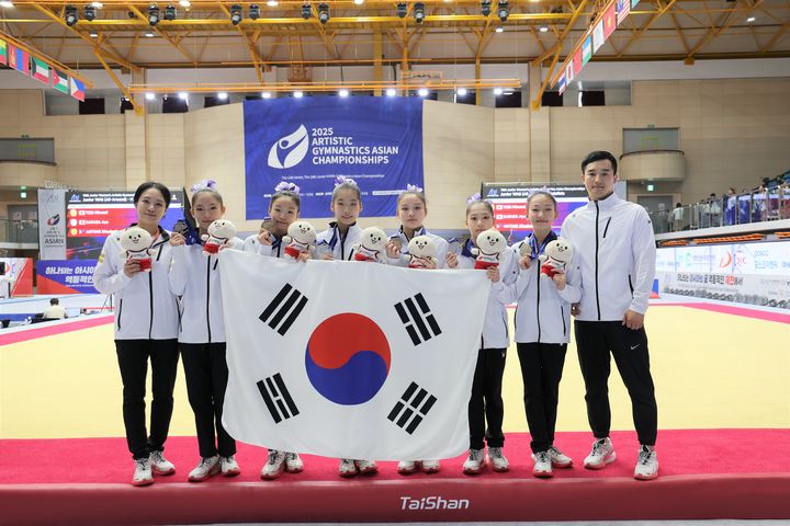 [서울=뉴시스] 한국 여자 주니어 기계체조 대표팀이 13일 충북 제천의 제천체육관에서 열린 2025 여자 기계체조 아시아선수권대회 단체종합에서 은메달을 획득했다. (사진=대한체조협회 제공) 2025.06.13. *재판매 및 DB 금지