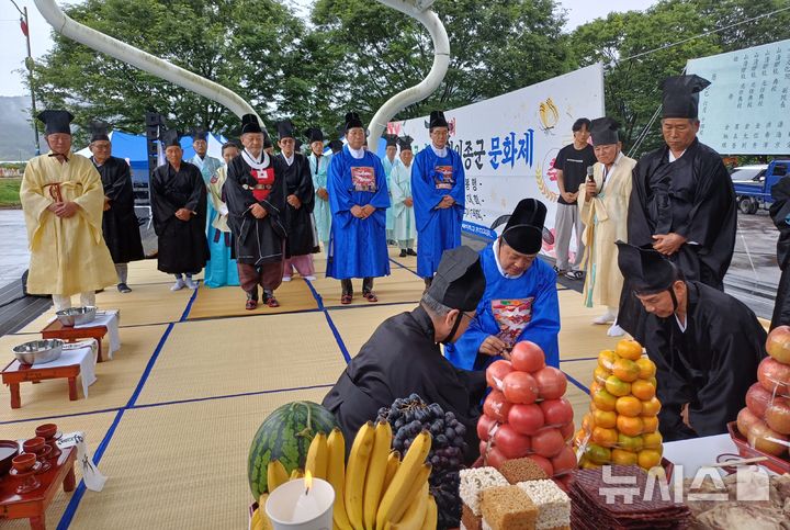 [산청=뉴시스]14일 오전 경남 산청군 신등면 충무공이순신백의종군 추모공원에서 '2025년 충무공 이순신장군 백의종군 숭모제례' 봉행 행사가 진행되고 있다.(사진=경남도 제공) 2025.06.14.photo@newsis.com